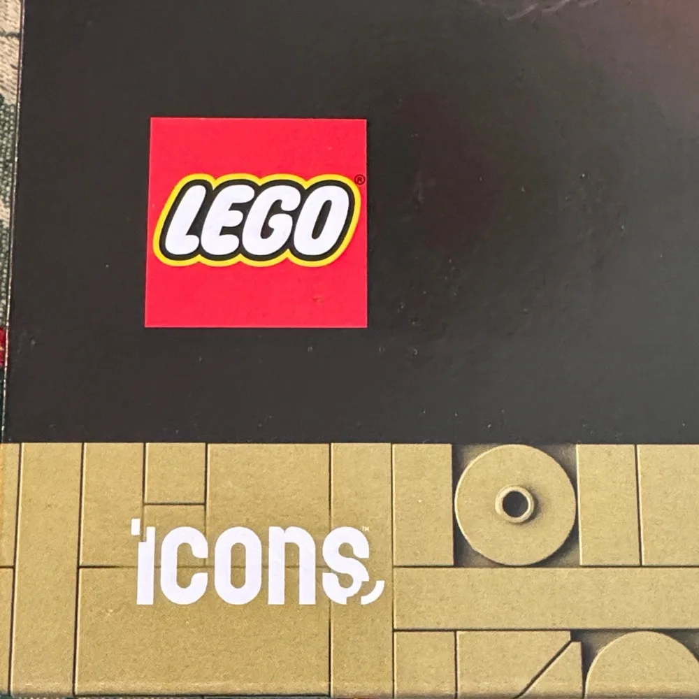 LEGO Icons Dried Flower Centerpiece Set - Picture 2 of 9